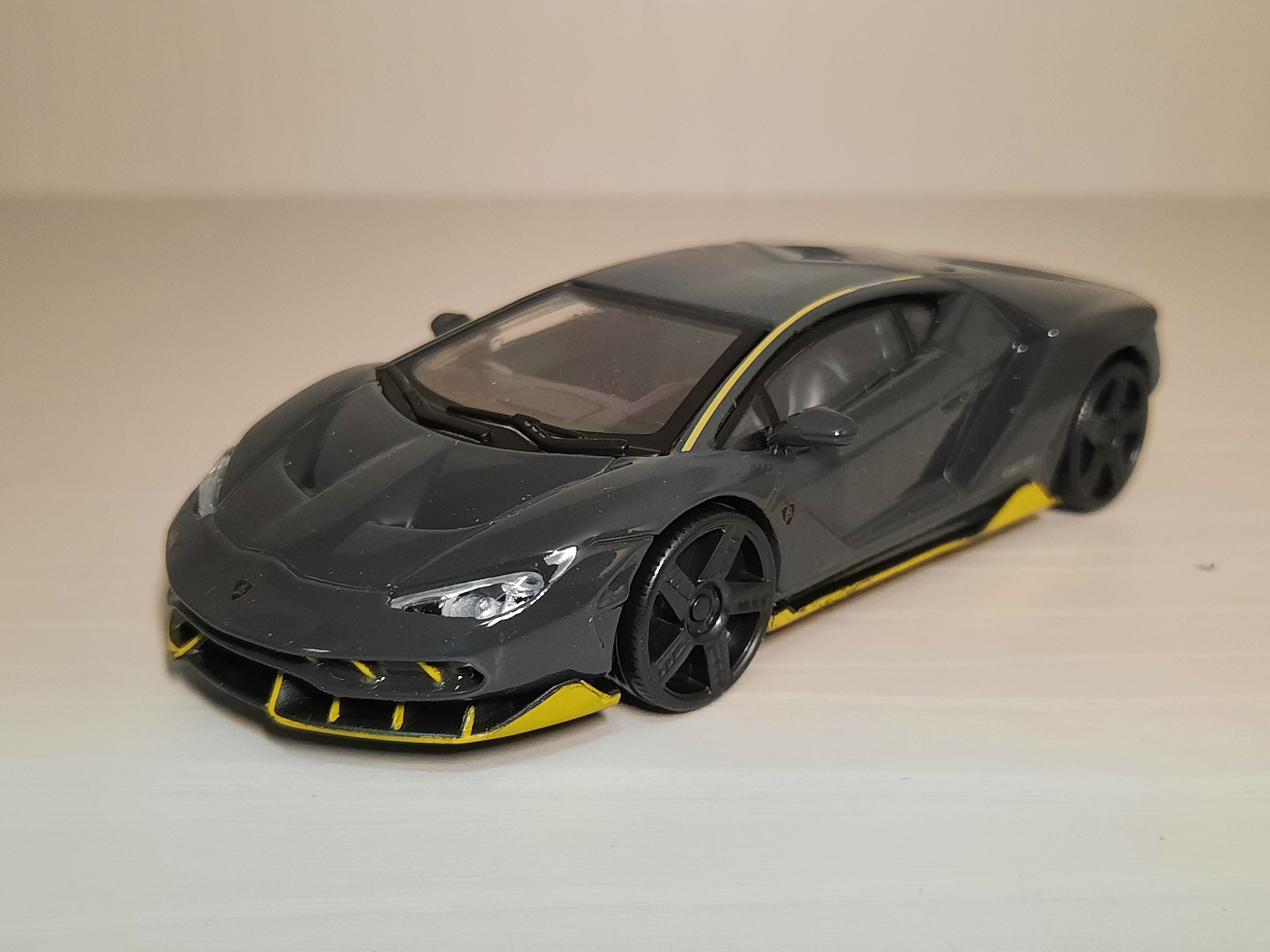 Lamborghini Centenario (Grigia) 1/43  Bburago