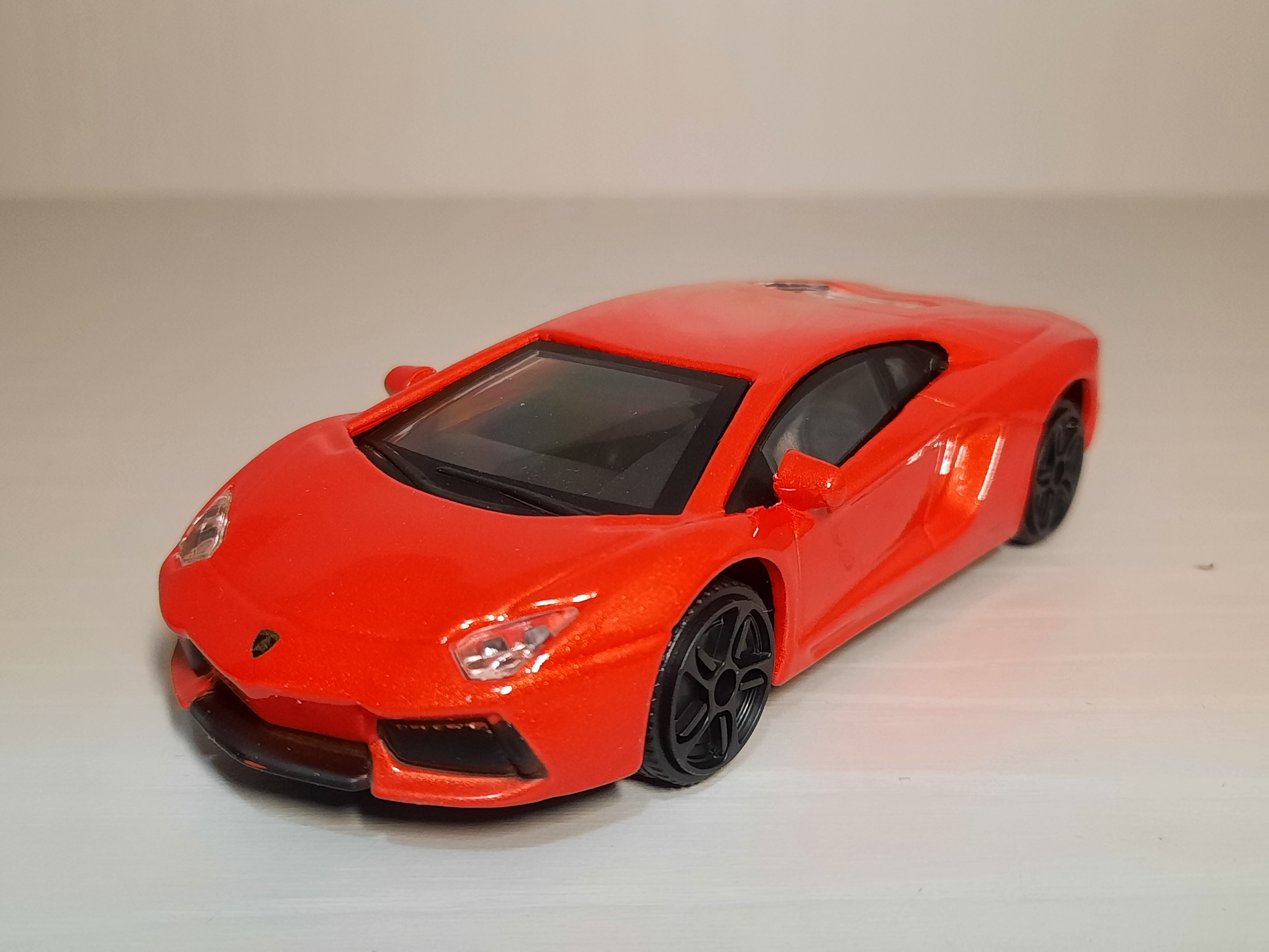 Lamborghini Aventador LP700-4 1/43  Bburago